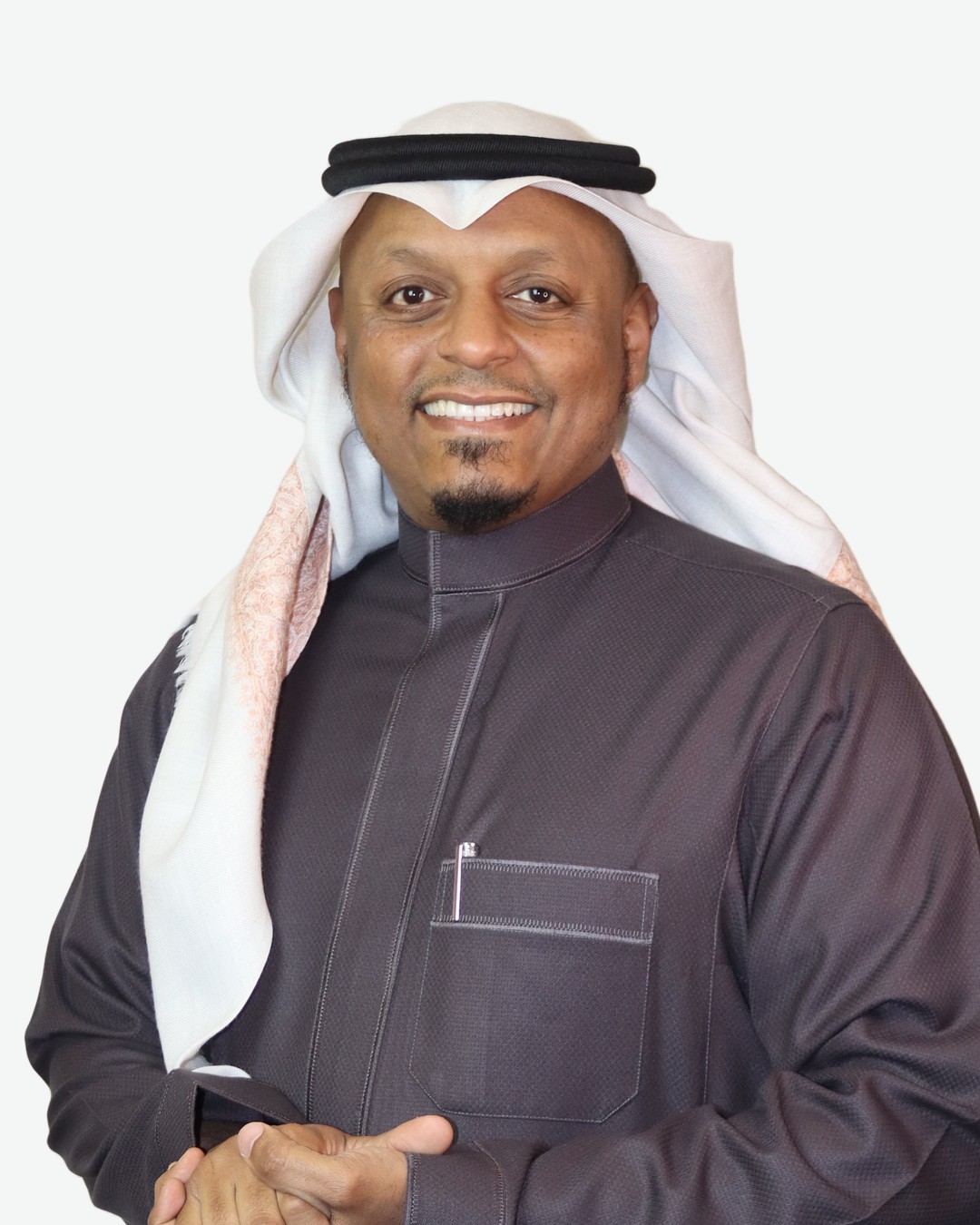 د. داود حامد بالثوب الداكن والغترة البيضاء
