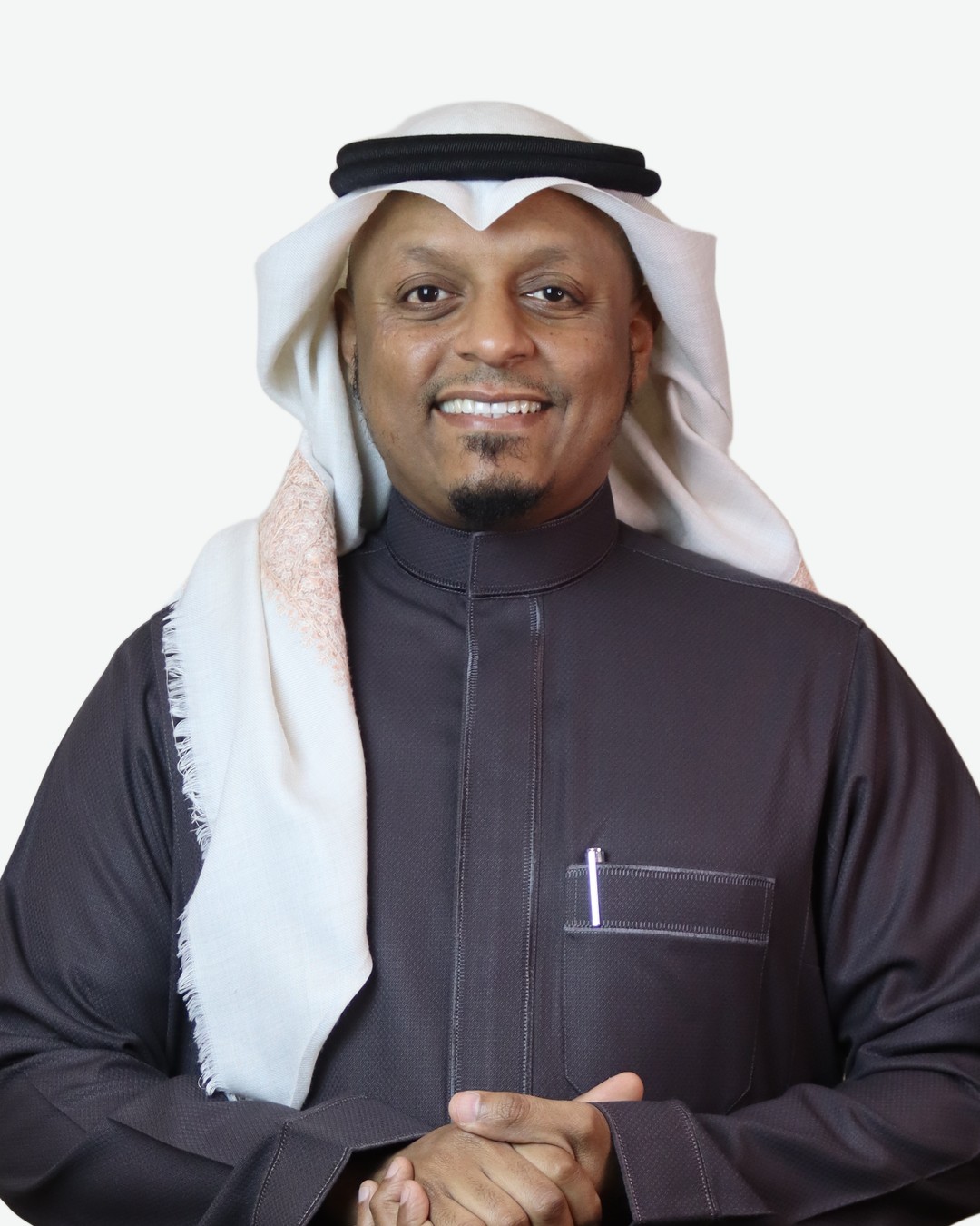د. داود حامد بالثوب الداكن والغترة البيضاء، يداه أمامه
